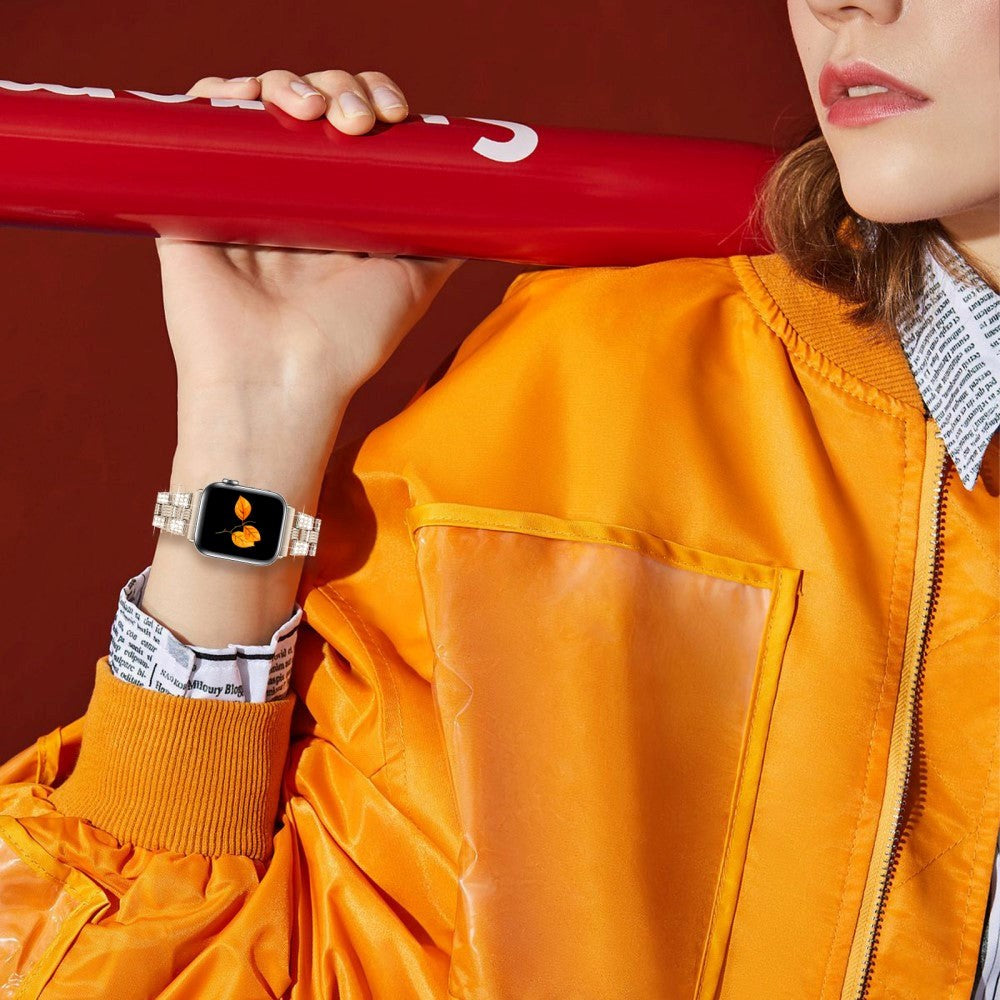 Apple Watch (42/44/SE/45/46/49mm) Metal Klokkerem med Rhinsten - Gull