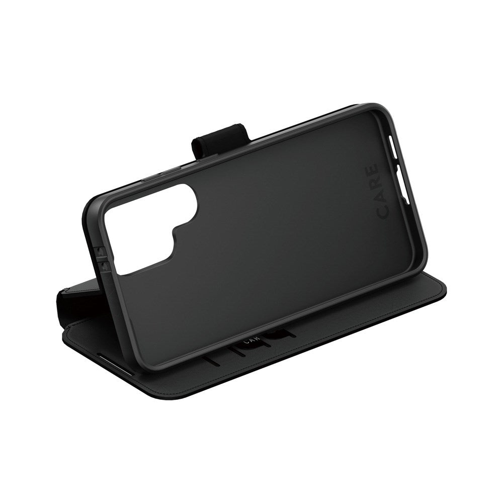 CARE by PanzerGlass Samsung Galaxy S25 Ultra Feature Wallet Case med Stativfunksjon - Svart