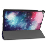 iPad 10.2" (2021 / 2020 / 2019) Tri-Fold Flip Deksel I Skinn - Galaxy