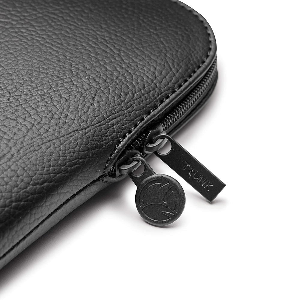 Trunk Vegansk Skinn Sleeve til Macbook 13" (30,5 x 22 x 2 cm) - Black Apple Peel