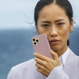 dbramante1928 iPhone 13 Pro Monaco Deksel - 100% Resirkulert Plast - MagSafe Kompatibel - Pink Sand