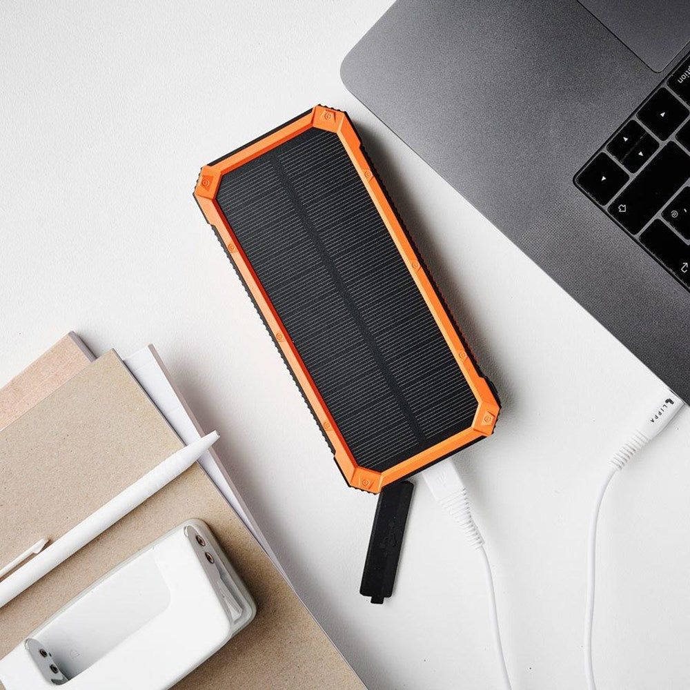 Lippa Solcelle PowerBank 20.000 mAh 20W 3 x USB-A & 1 x USB-C- Svart / Oransje