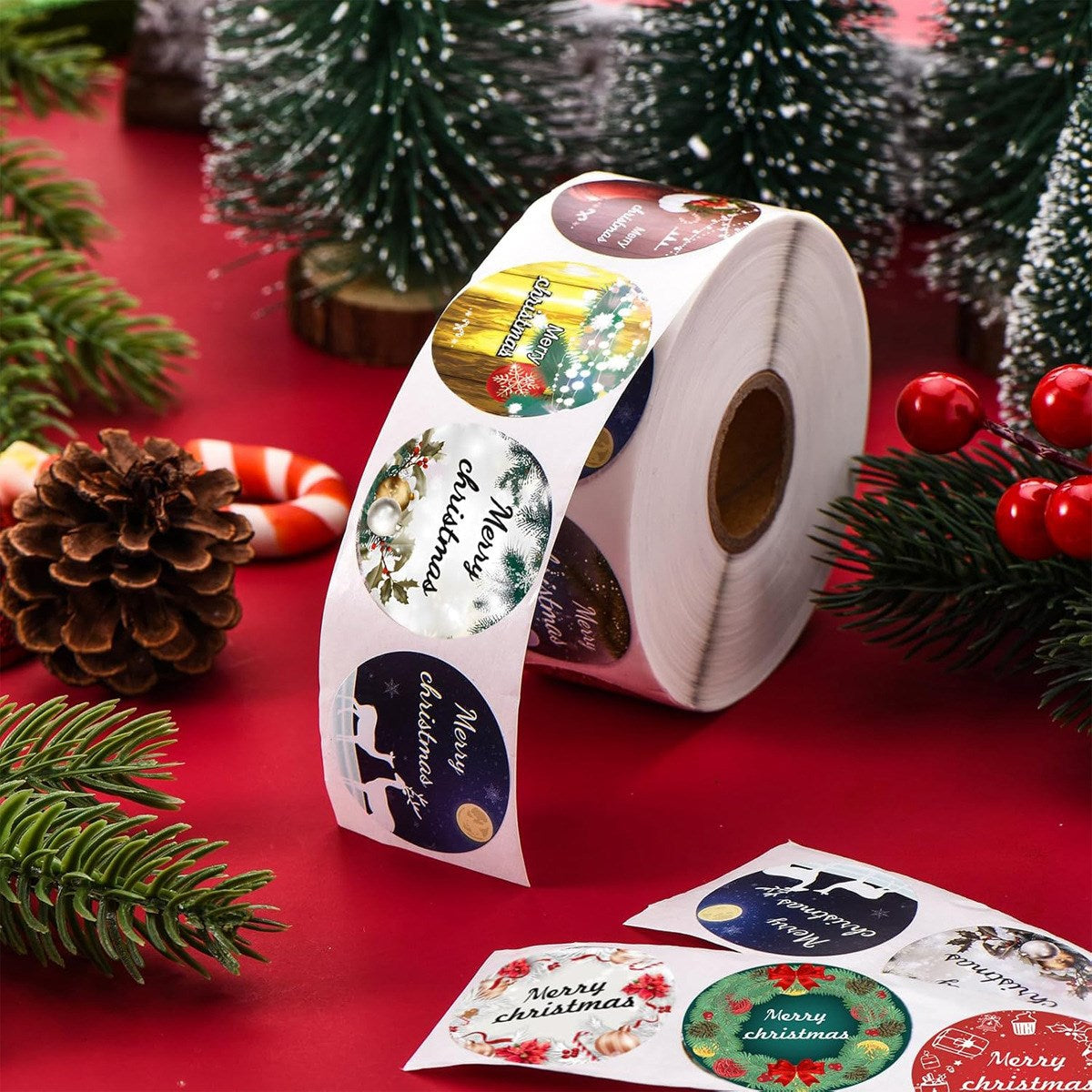Rull med 500 Klistremerker - 8 Design - Merry Christmas