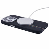 EIDERWOOD Mønstret Carbon Deksel - iPhone 15 Pro - MagSafe Kompatibel - Dark ZigZag Pattern