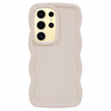 EIDERWOOD Samsung Galaxy S25 Ultra Fleksibelt Plastdeksel med Bølget Design - Beige