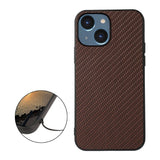 iPhone 15 Plastdeksel med Carbon Texture - Brun