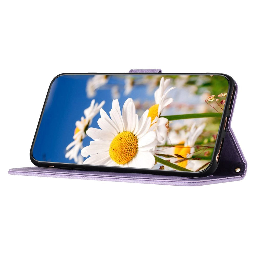 iPhone 15 Pro Leather Flip Cover med Lommebok og Stropp - Lilla med Blomster og Sommerfugl