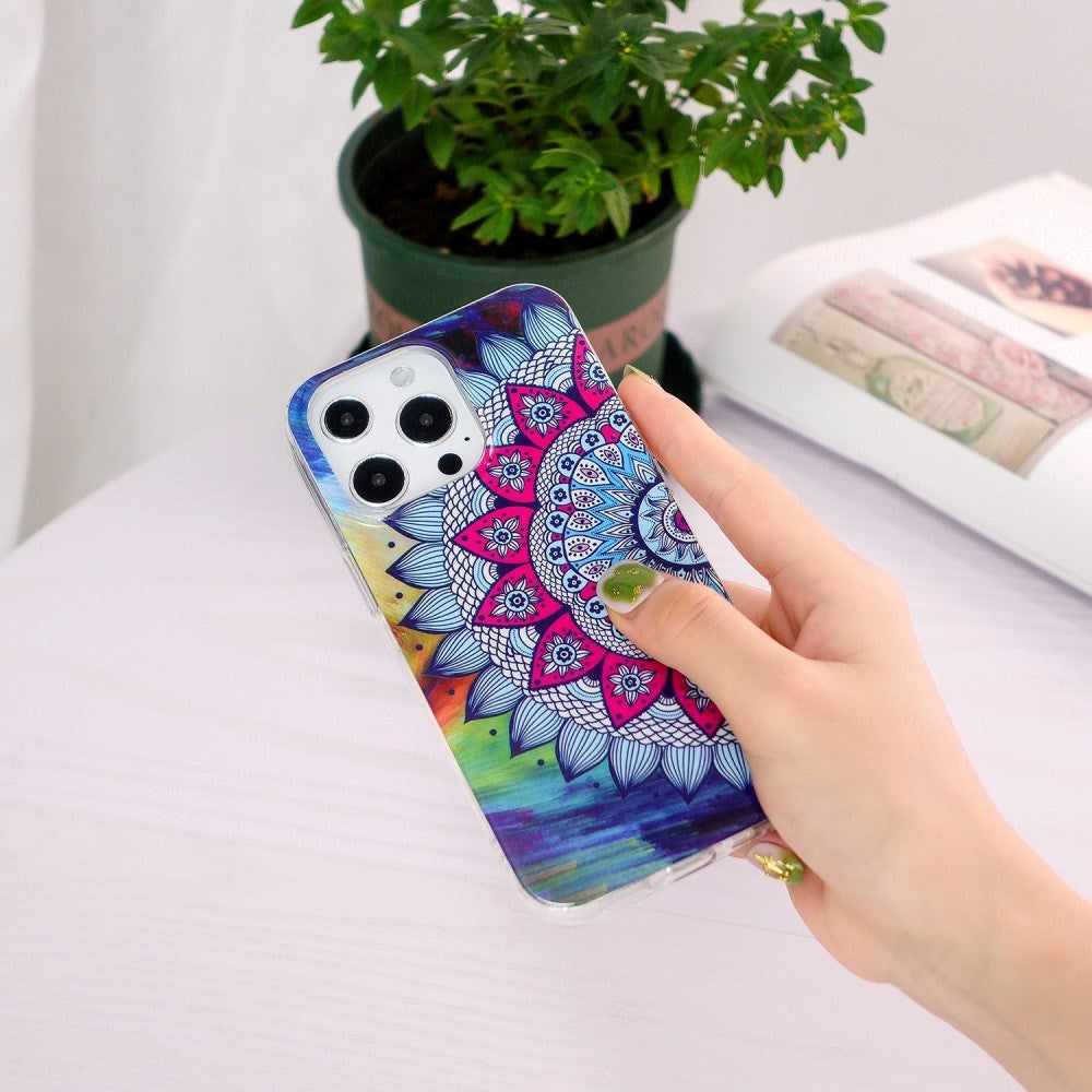 iPhone 15 Pro Selvlysende Fleksibelt Deksel av Plast med Trykk - Mandala Blomst