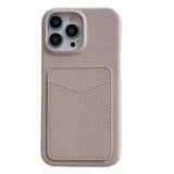 iPhone 15 Litchi Skinndekket Plastdeksel med Kortholder - Beige