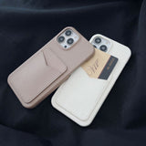 iPhone 15 Litchi Skinndekket Plastdeksel med Kortholder - Beige