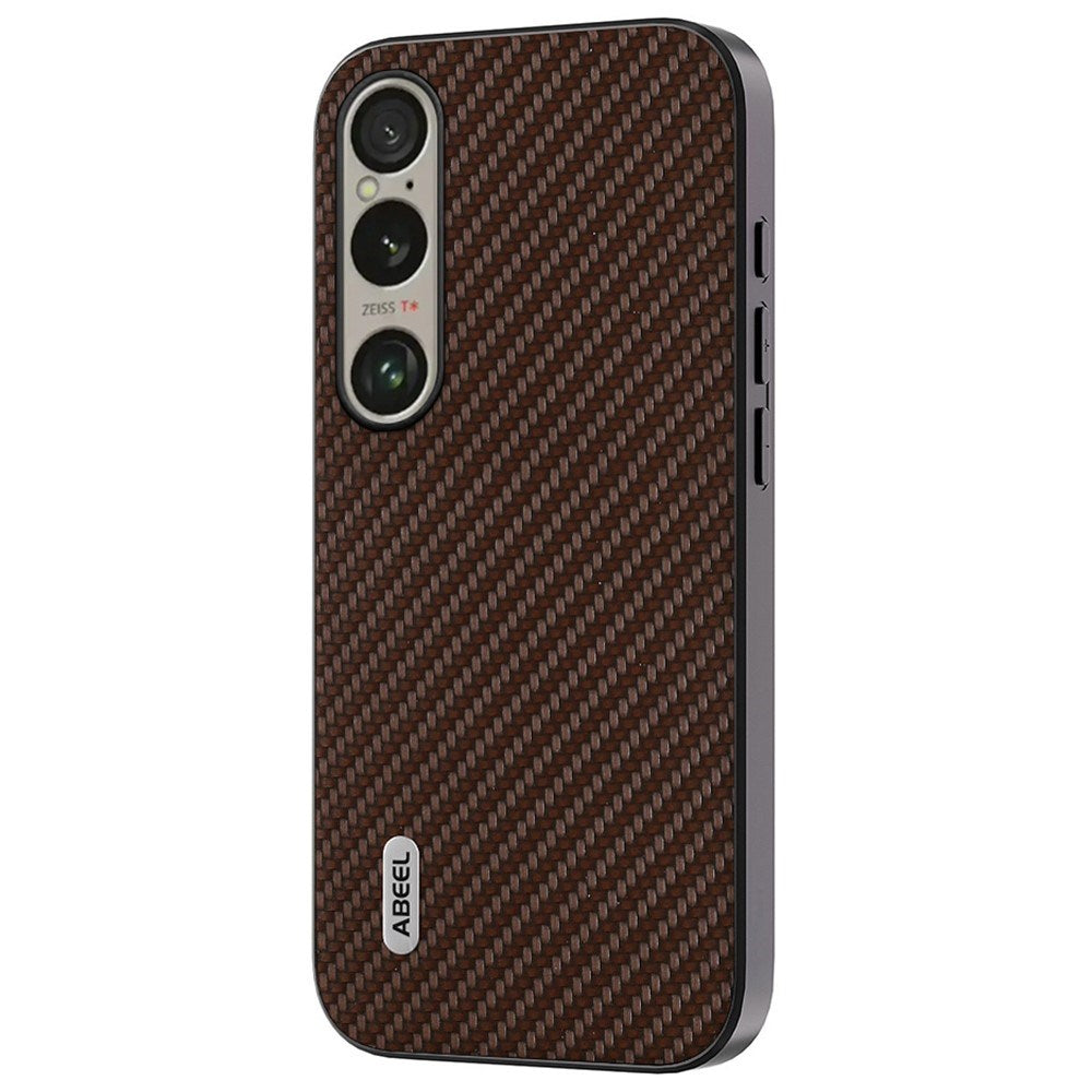 Sony Xperia 1 VI Carbon Fiber Skinnkledd Deksel - Brun