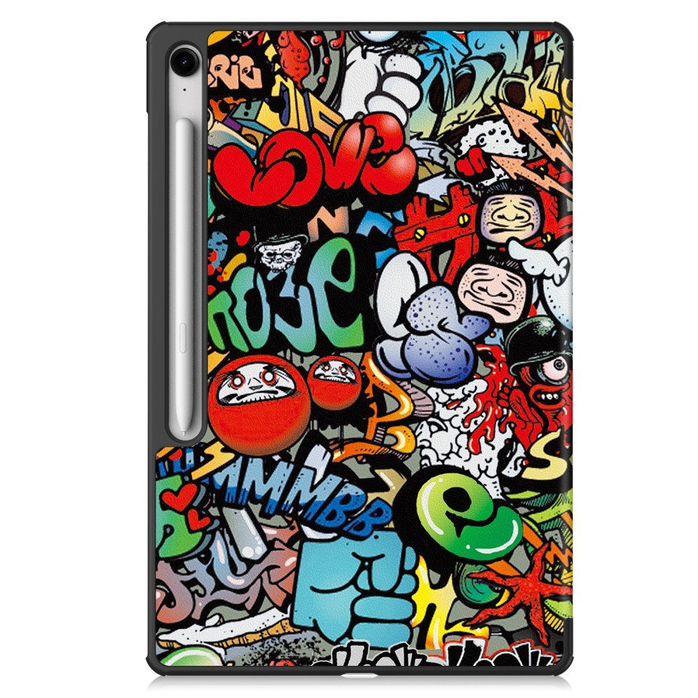 EIDERWOOD Samsung Galaxy Tab S10 FE+ (Plus) Tri-Fold Kunstskinn Flip Deksel m. Mønster - Graffiti