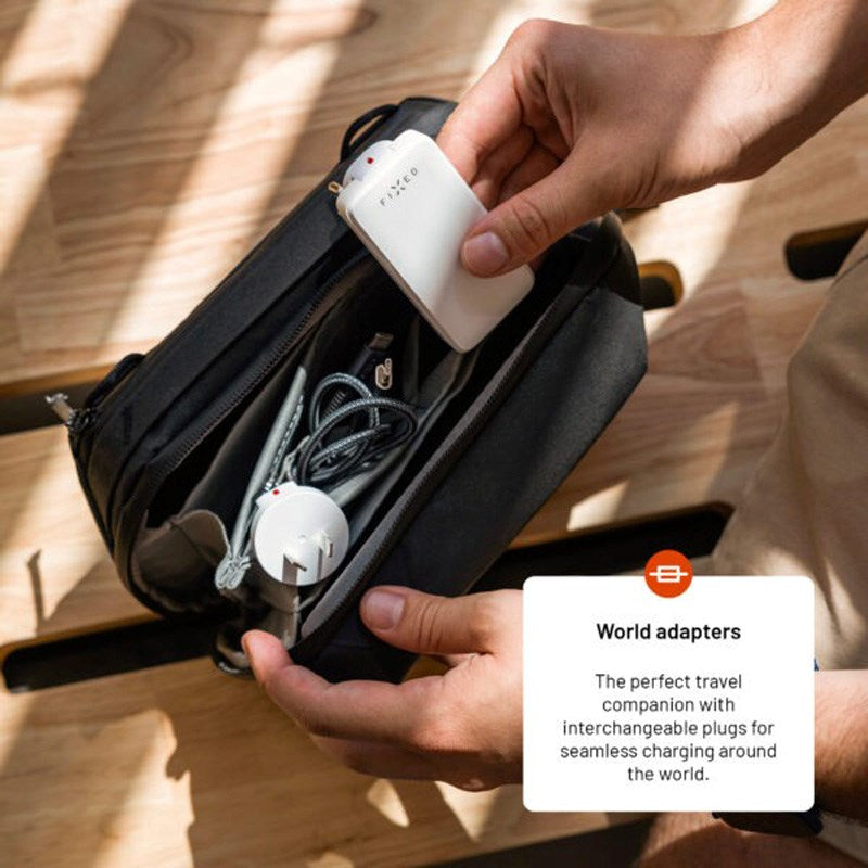 Fixed Slank Vegglader med 2 x USB-C & Reiseadapter - EU / UK / US / AUS - Hvit