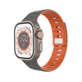Apple Watch (42/44/SE/45/46/49 mm) Fixed Magnetisk Silikonrem – Grå / Oransje
