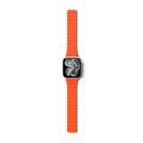 Apple Watch (42/44/SE/45/46/49) Epico Magnetic+ Silikone Klokkereim - Oransje / Svart