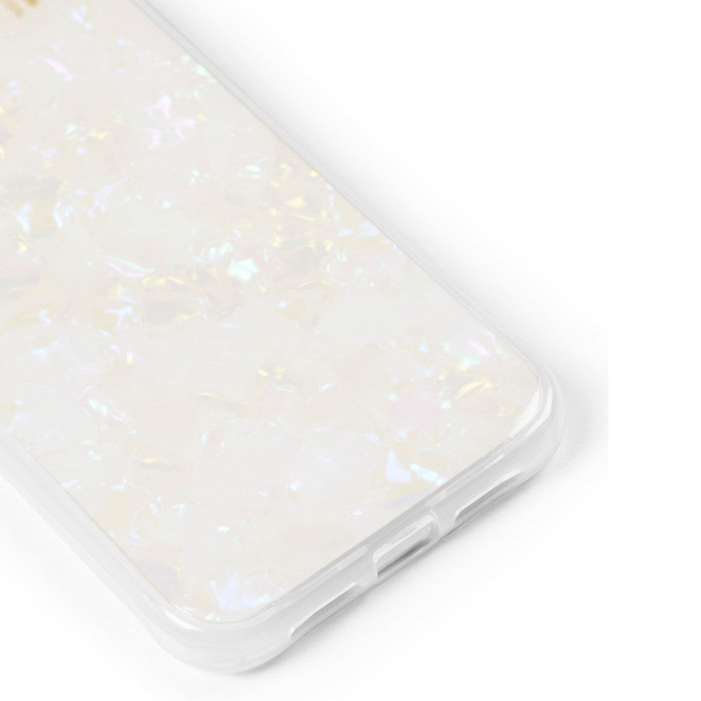 iDeal Of Sweden iPhone 11 Pearlized Deksel - White