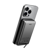 Aukey MagFusion 10 000 mAh Powerbank med Trådløs Lading & stativfunksjon - MagSafe / Qi2 Kompatibel - Grå