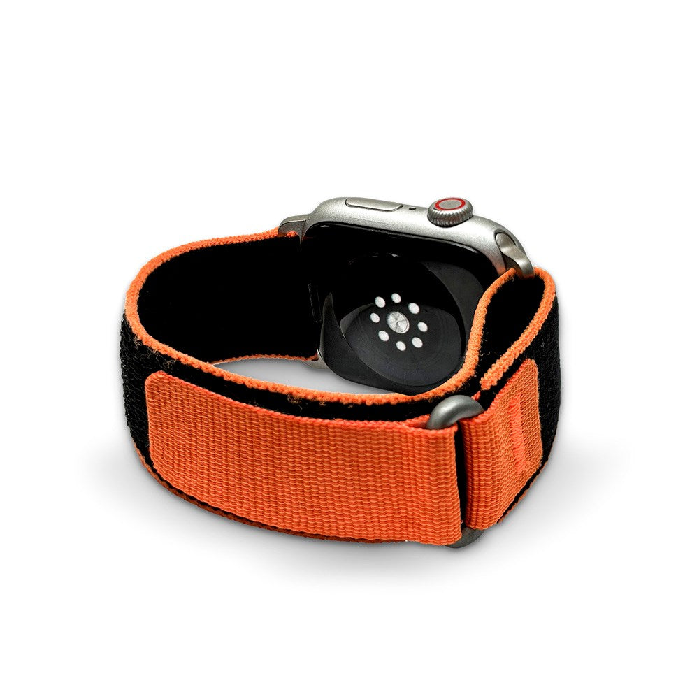 Apple Watch (42/44/SE/45/46/49mm) PURO TRIAL LOOP Rem - Svart/Oransje